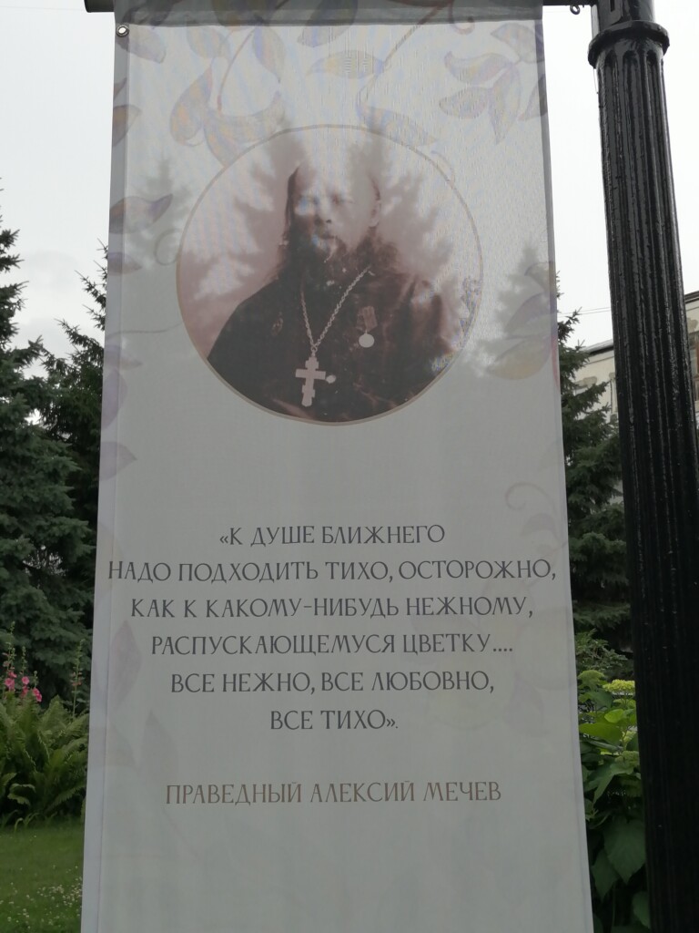 р