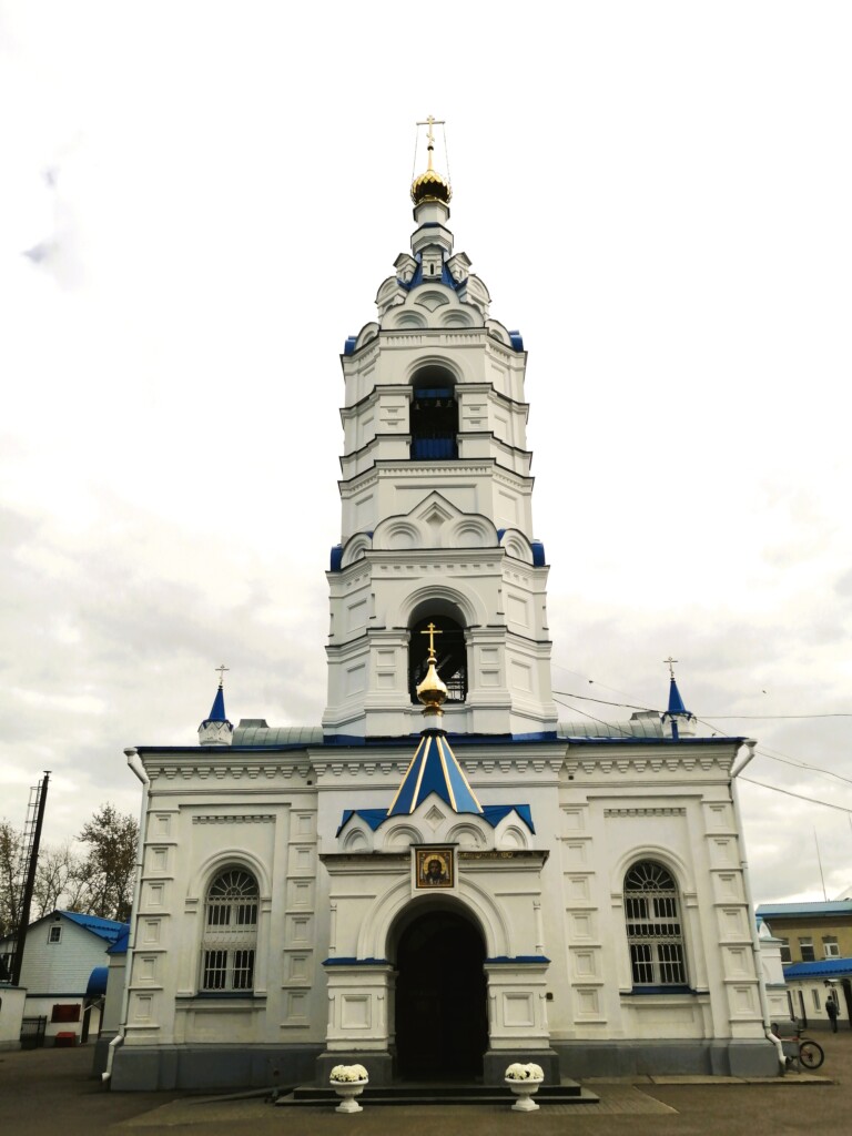 р